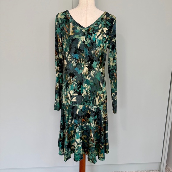 PERUVIAN CONNECTION Long Sleeve V-neck Green Botanical Midi Dress - Picture 6 of 7